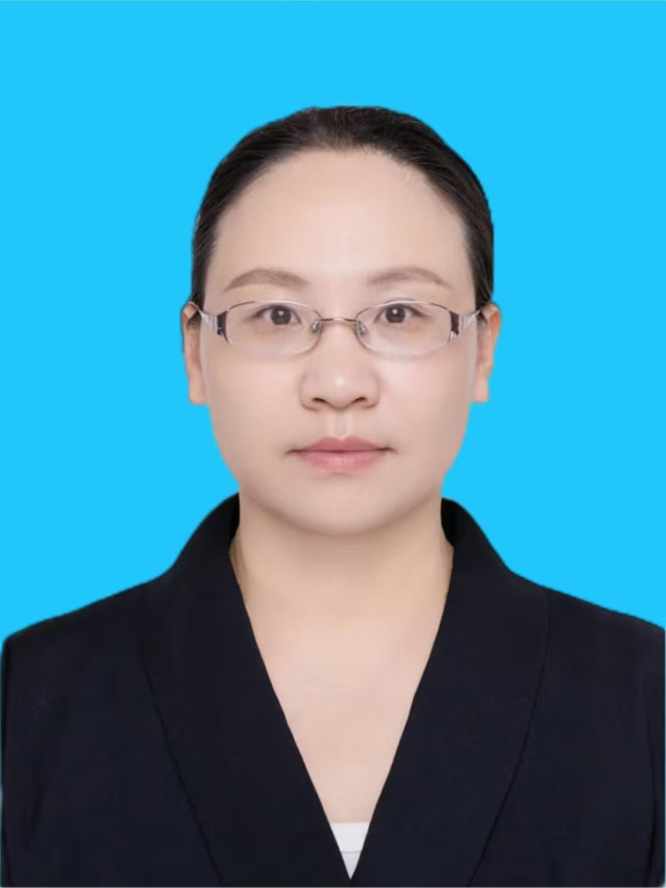 d1c478af2509422bb3d15e65667e58d5.jpg 曾东霞照片.jpg